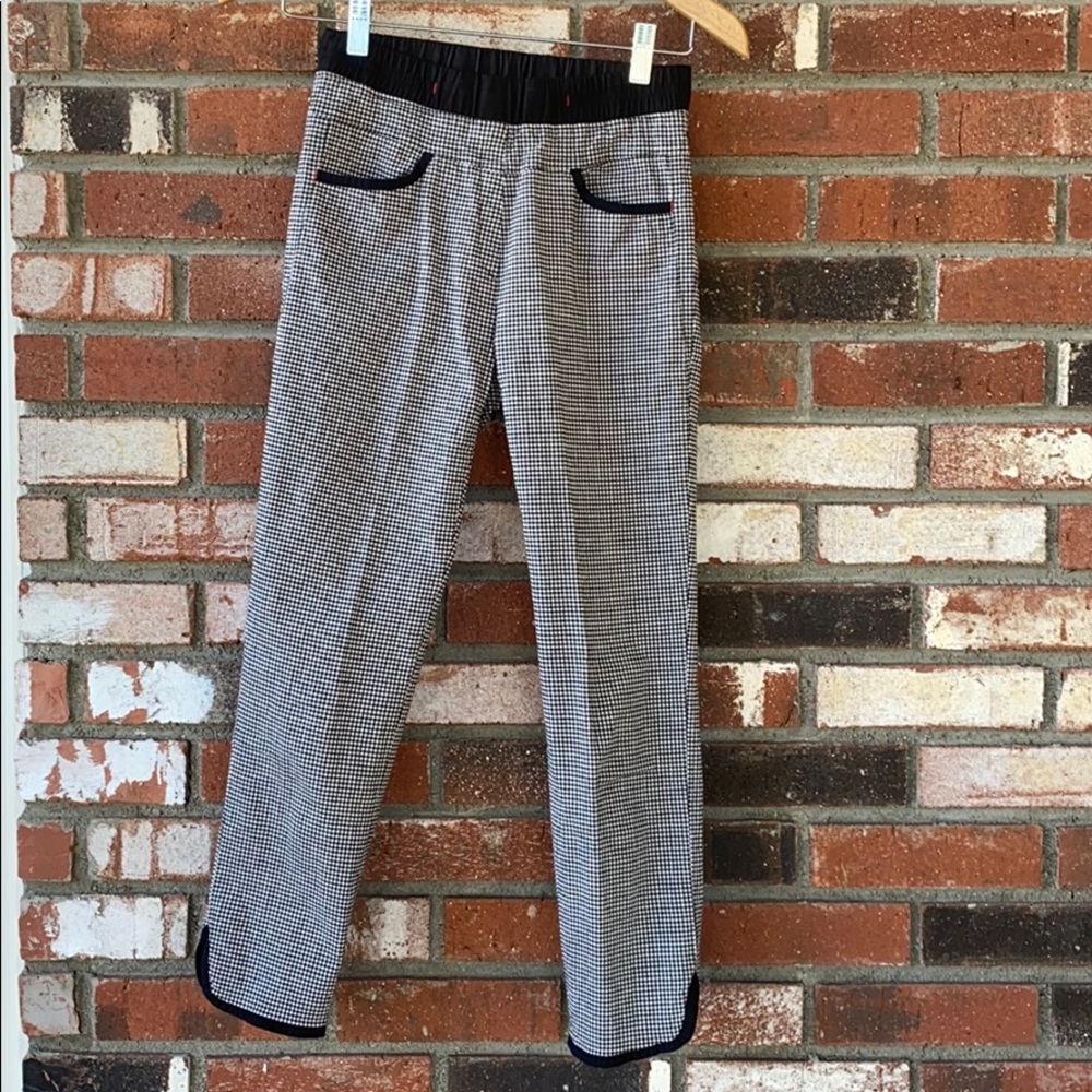 Black Women’s Gingham stretchy capris size small Made in Korea🇰🇷🖤🤍